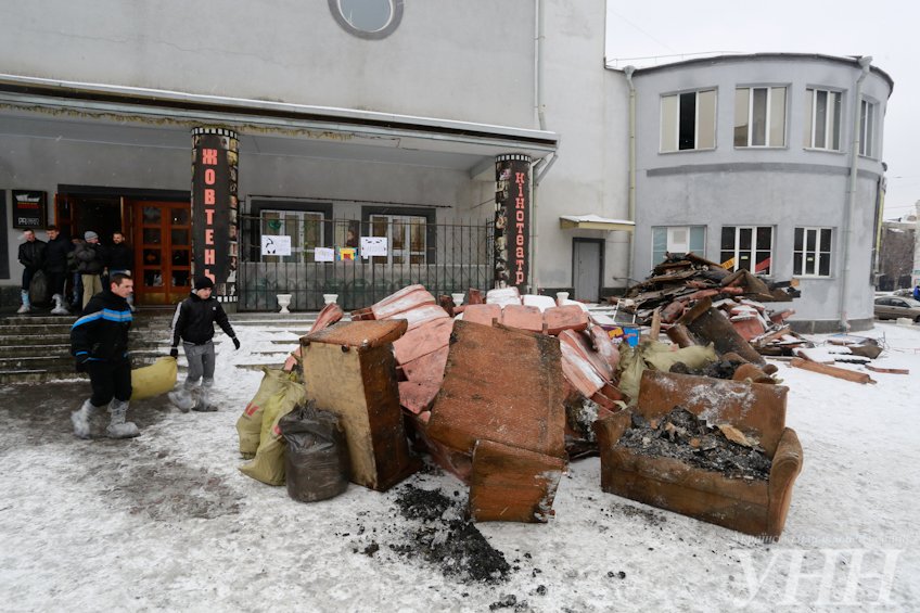 В Киеве около 200 активистов пришли убирать «Жовтень» (ФОТО, ВИДЕО) (фото) - фото 1