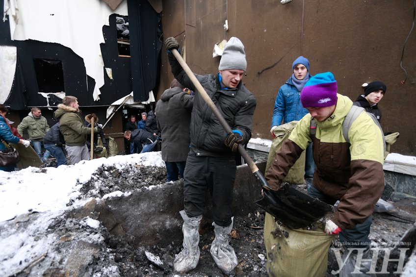 В Киеве около 200 активистов пришли убирать «Жовтень» (ФОТО, ВИДЕО) (фото) - фото 1