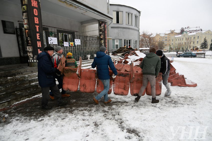 В Киеве около 200 активистов пришли убирать «Жовтень» (ФОТО, ВИДЕО) (фото) - фото 1