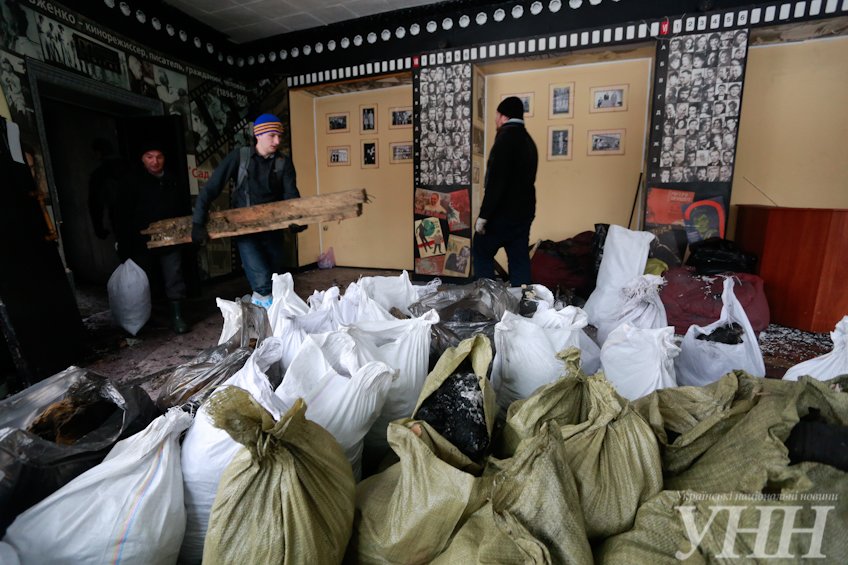 В Киеве около 200 активистов пришли убирать «Жовтень» (ФОТО, ВИДЕО) (фото) - фото 1