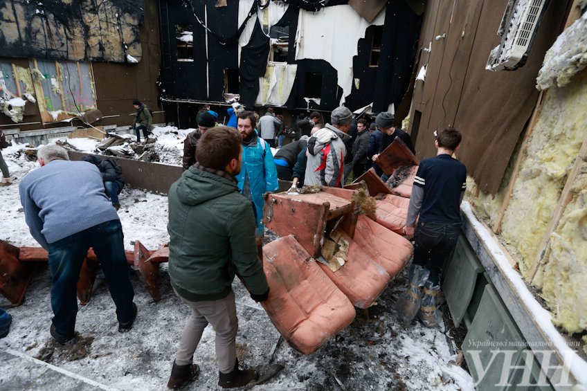 В Киеве около 200 активистов пришли убирать «Жовтень» (ФОТО, ВИДЕО) (фото) - фото 1