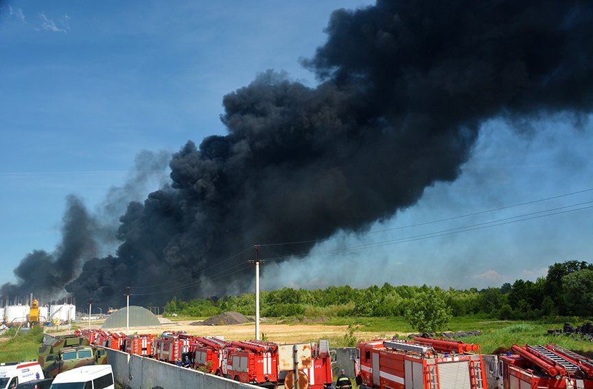 Пожар на нефтебазе: спасатели локализировали очаг (ФОТОРЕПОРТАЖ) (фото) - фото 1