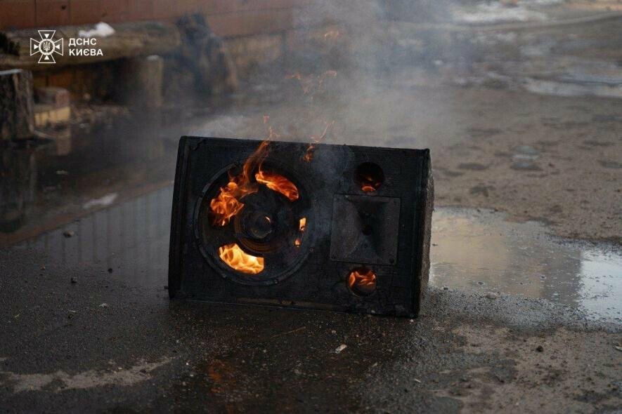 Небезпечна спроба: двоє чоловіків намагалися загасити пожежу в Києві та отримали опіки Небезпечна спроба: двоє чоловіків намагалися загасити пожежу в Києві та отримали опіки