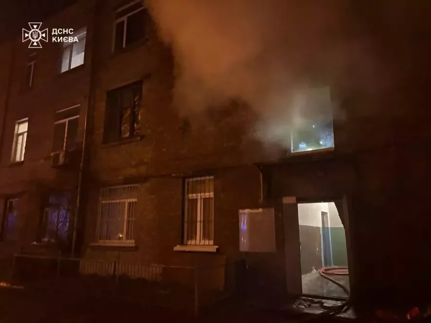 Трагедія в Києві: одна людина загинула, шість врятовані з палаючої квартири Трагедія в Києві: одна людина загинула, шість врятовані з палаючої квартири