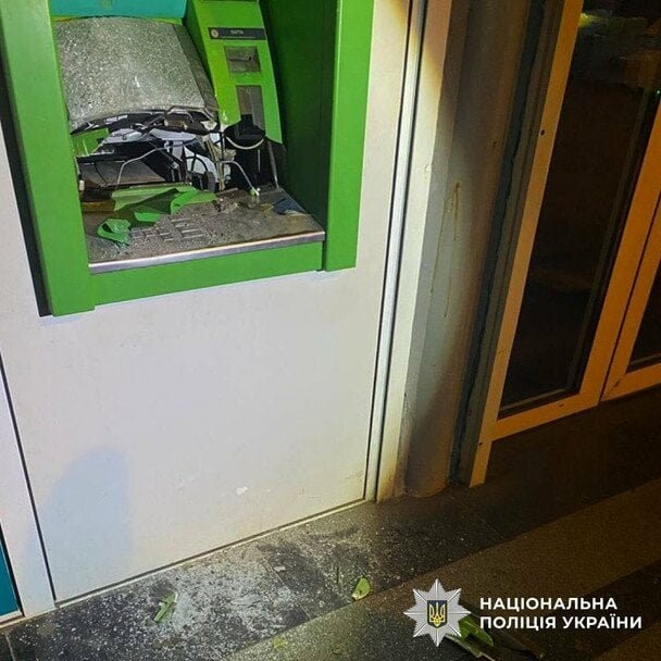 Бетонна помста банку: у Києві чоловік влаштував погром банкомата Бетонна помста банку: у Києві чоловік влаштував погром банкомата