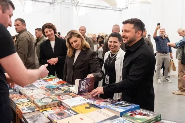 У Києві родина Зеленських купила книжку «Убити тирана»: що ще взяли на «Книжковому Арсеналі» У Києві родина Зеленських купила книжку «Убити тирана»: що ще взяли на «Книжковому Арсеналі»