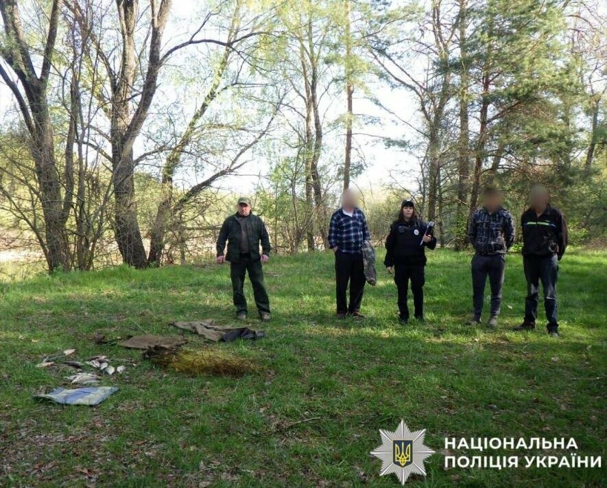 Риба під забороною: на Київщині спіймали браконьєра з сітками і свіжим уловом Риба під забороною: на Київщині спіймали браконьєра з сітками і свіжим уловом