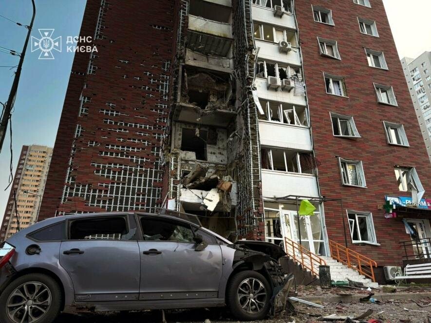 Палаючі будинки і штаб у ліцеї: як у Київі Оболонь оговтується після атаки Палаючі будинки і штаб у ліцеї: як у Київі Оболонь оговтується після атаки