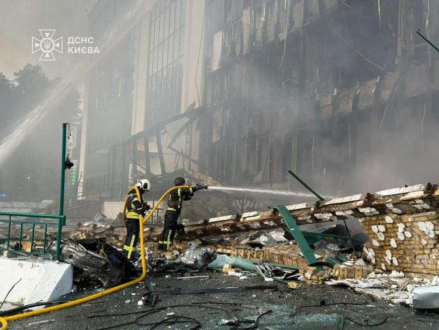 Руйнування та пожежі по всьому Києву — наслідки нічної атаки рф, – ФОТО Руйнування та пожежі по всьому Києву — наслідки нічної атаки рф, – ФОТО