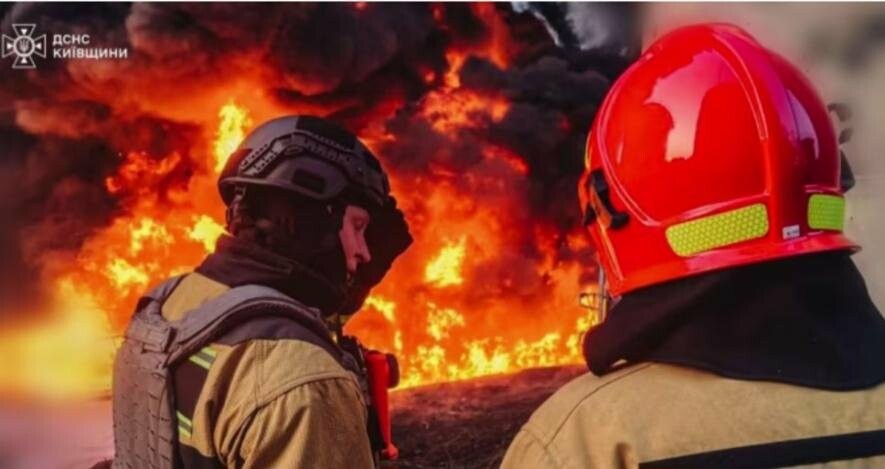 Нічна атака і вогонь: у Борисполі горів промисловий об’єкт площею з футбольне поле Нічна атака і вогонь: у Борисполі горів промисловий об’єкт площею з футбольне поле