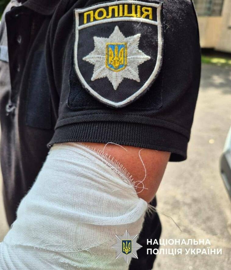 Ворожий дрон розніс поліцейську машину в Києві — є постраждалі Ворожий дрон розніс поліцейську машину в Києві — є постраждалі