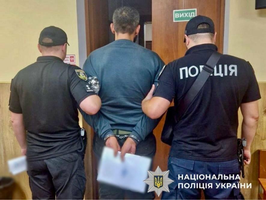 Ударив шокером і тягнув до лісу»: на Київщині жінка вирвалася з лап рецидивіста