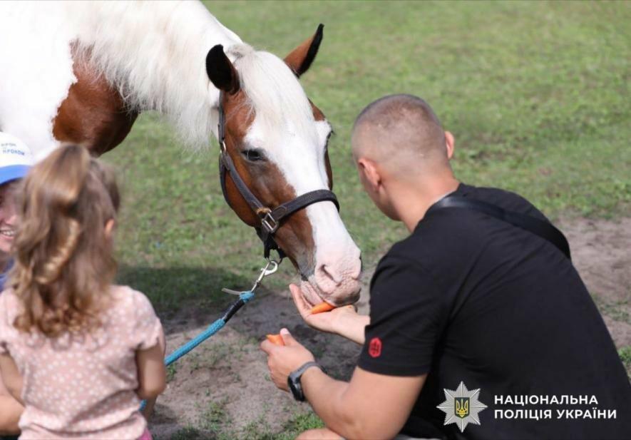 Кінь лікує краще за слова: у Києві провели іпотерапію для поранених поліцейських Кінь лікує краще за слова: у Києві провели іпотерапію для поранених поліцейських