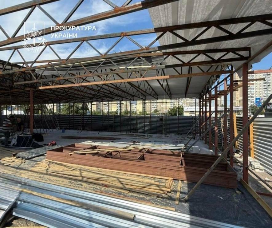 Павільйон на комунальній землі в Києві: хто відповість за незаконне будівництво