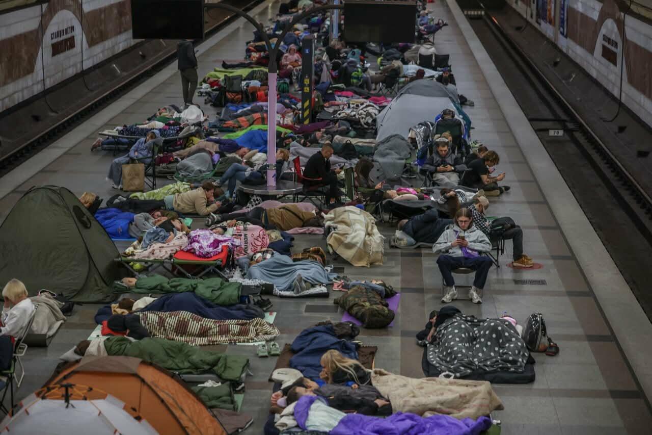 Ніч у метро Києва: скільки людей шукали порятунку під землею