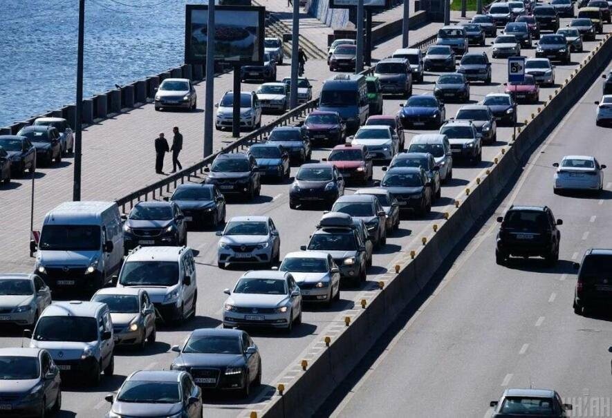 Автотрафік Києва досяг нового рекорду: наскільки збільшилась кількість автомобілів Автотрафік Києва досяг нового рекорду: наскільки збільшилась кількість автомобілів
