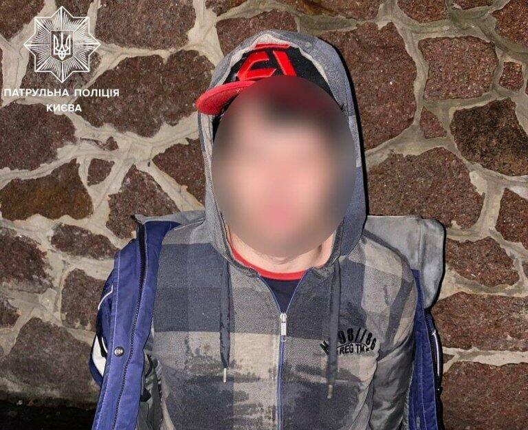 У Голосіївському районі Києва біля монастиря знайшли закривавлений труп ...