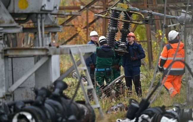 Київ у темряві після прильотів: понад дві тисячі родин чекають на світло Київ у темряві після прильотів: понад дві тисячі родин чекають на світло