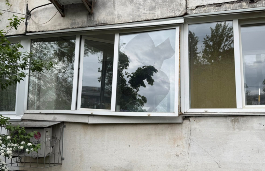 Квартира “тріснула” від вибуху: у Києві уламки БпЛА пошкодили житло доньки депутата, – ФОТО Квартира “тріснула” від вибуху: у Києві уламки БпЛА пошкодили житло доньки депутата, – ФОТО