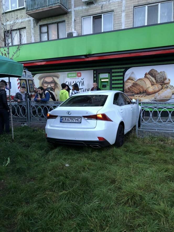 У Києві Lexus вилетів з дороги та збив на зупинці людей | Новини