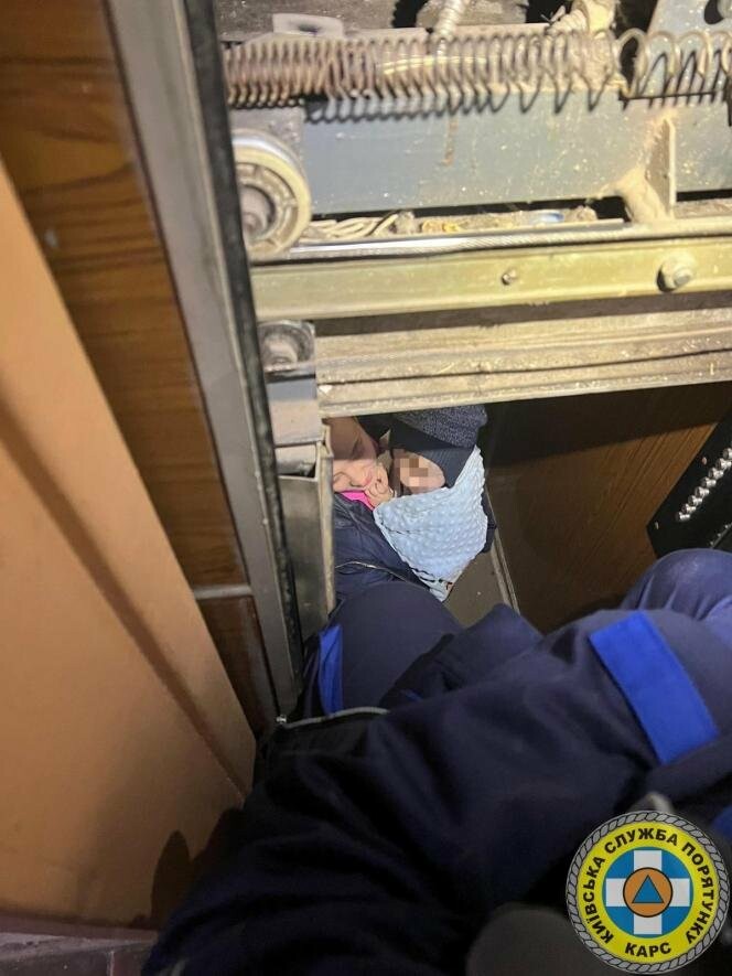 У Києві жінка з немовлям застрягли у ліфті