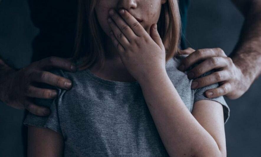 Ґвалтував 13-річну доньку та змушував її робити інтимні фото: на Київщині засудили горе-батька