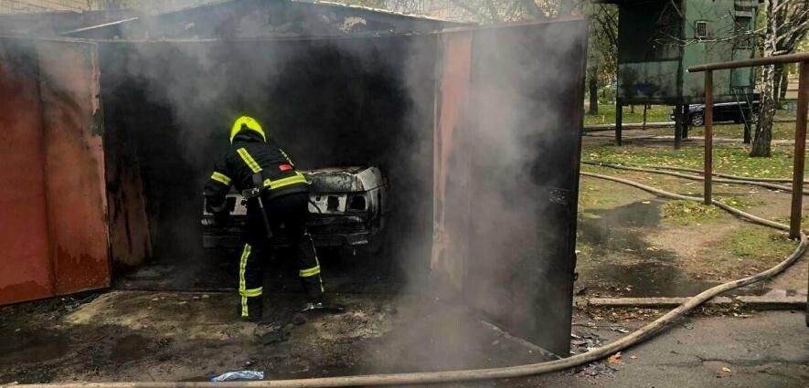На Дарниці в Києві в гаражі горіла автівка: постраждала пенсіонерка