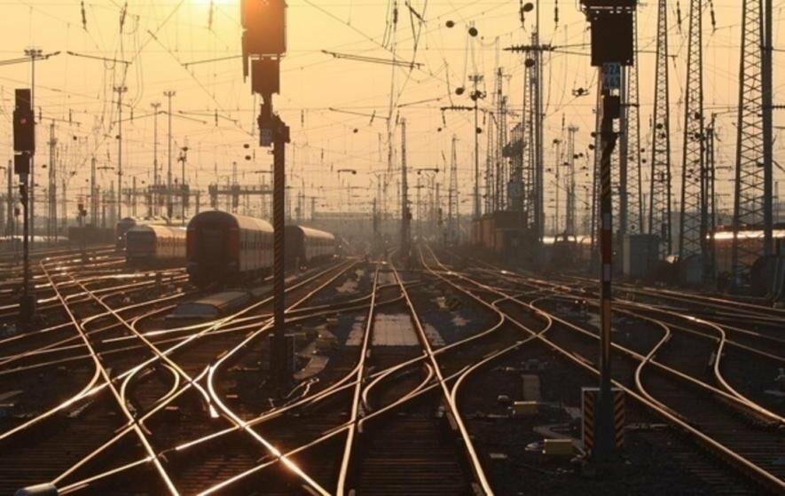 Погрози зупинити залізницю: працівники вокзалів Києва звернулись до пасажирів Погрози зупинити залізницю: працівники вокзалів Києва звернулись до пасажирів