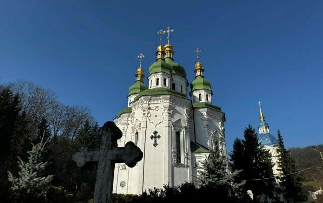 Задимлення в історичному монастирі Києва: рятувальники на місці Задимлення в історичному монастирі Києва: рятувальники на місці