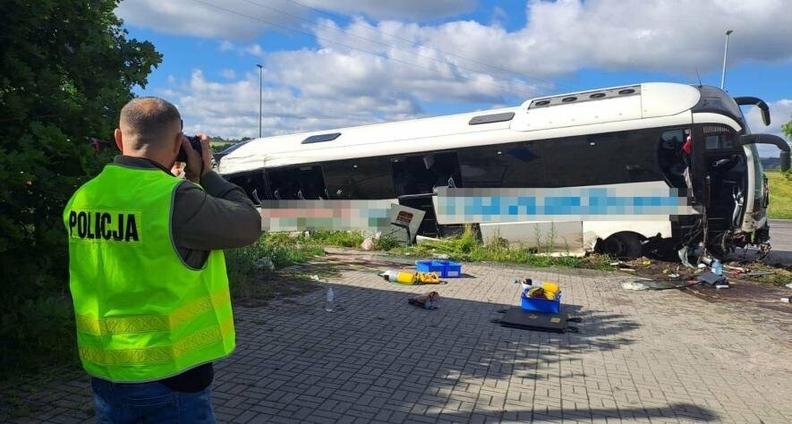 У Польші злетів у кювет автобус з українцями: постраждали 14 людей, серед них двоє дітей, – ФОТО У Польші злетів у кювет автобус з українцями: постраждали 14 людей, серед них двоє дітей, – ФОТО