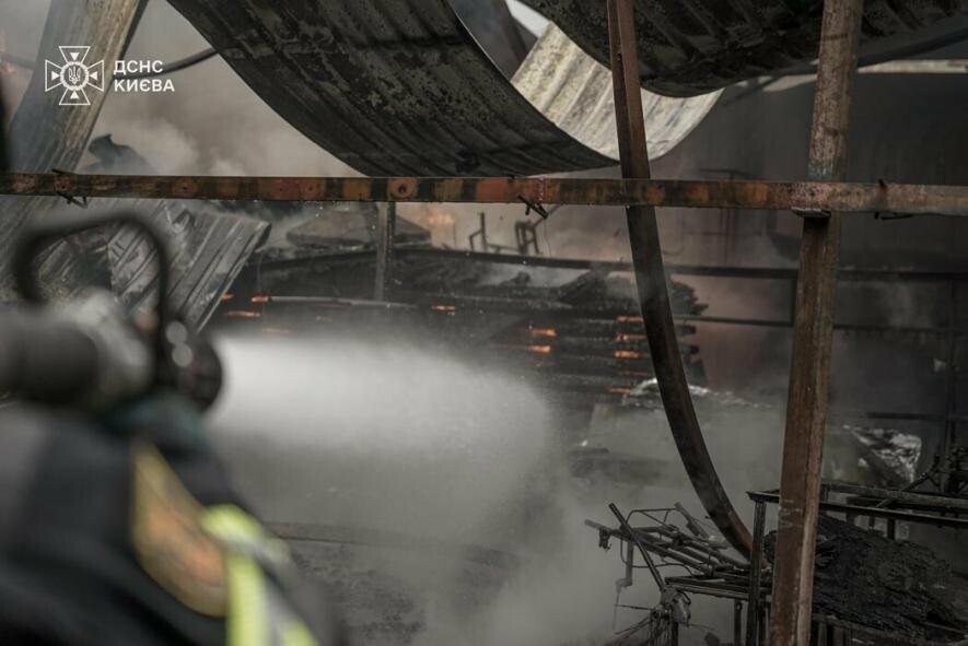 Вогняна атака зупинена: як рятувальники завершили ліквідацію загоряння в Гідропарку Києва, – ФОТО Вогняна атака зупинена: як рятувальники завершили ліквідацію загоряння в Гідропарку Києва, – ФОТО