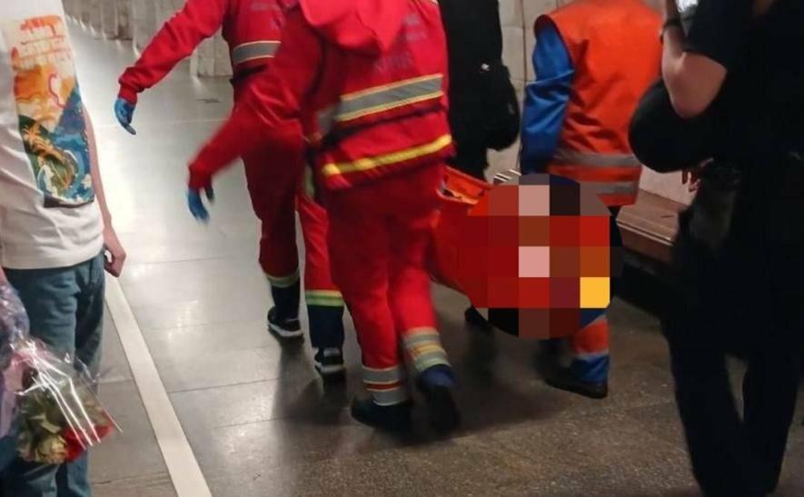 В Києві метро зупинили через тіктокера: 19-річний хлопець впав із вагону в тунелі В Києві метро зупинили через тіктокера: 19-річний хлопець впав із вагону в тунелі