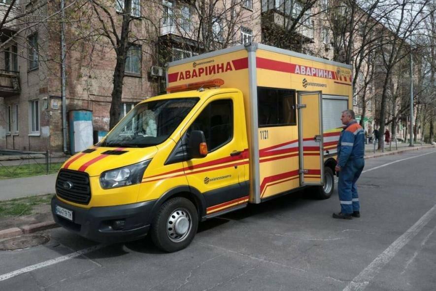 Масштабний прорив води: у Києві комунальники ліквідували 12-метровий фонтан біля багатоповерхівок, – ФОТО Масштабний прорив води: у Києві комунальники ліквідували 12-метровий фонтан біля багатоповерхівок, – ФОТО