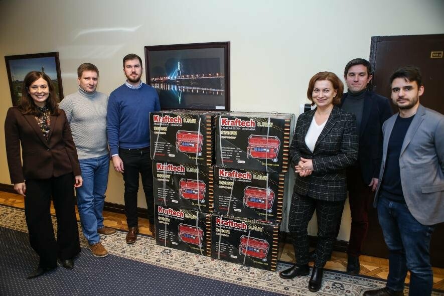 Угорські парламентарі передали Києву 15 генераторів, – ФОТО