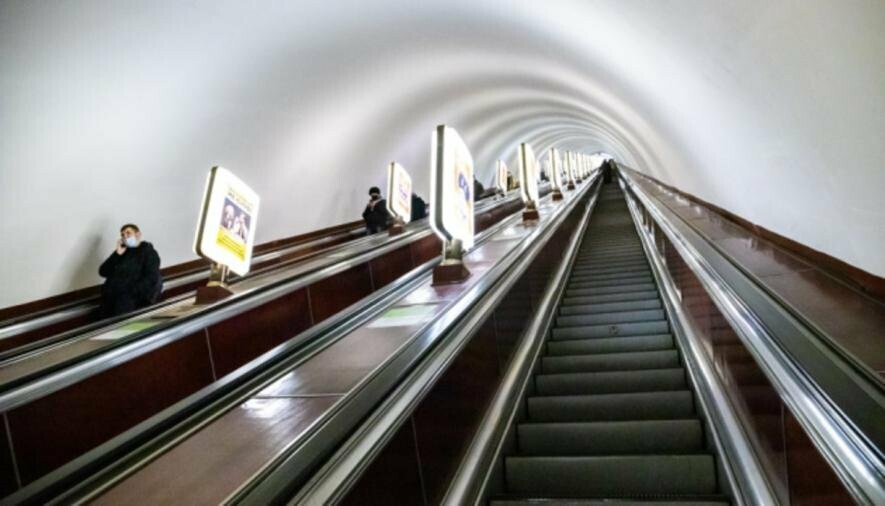 Екстрім у метро Києва: хлопець злетів з ескалатора та вдарився головою, – ВІДЕО Екстрім у метро Києва: хлопець злетів з ескалатора та вдарився головою, – ВІДЕО