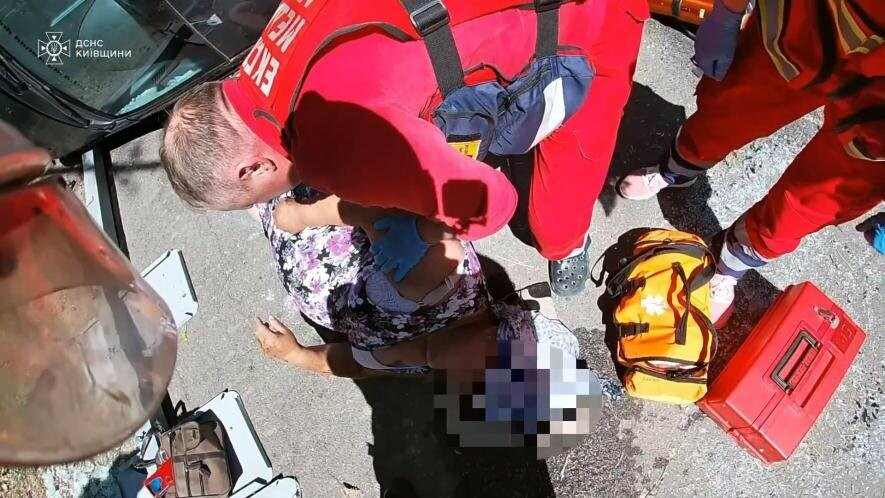ДТП на Київщині: рятувальники деблокували жінку, яку затисло в понівеченому авто, – ВІДЕО