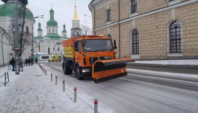 Київ засипало снігом, на дорогах ожеледь: водіїв просять без потреби не виїжджати, – ВІДЕО