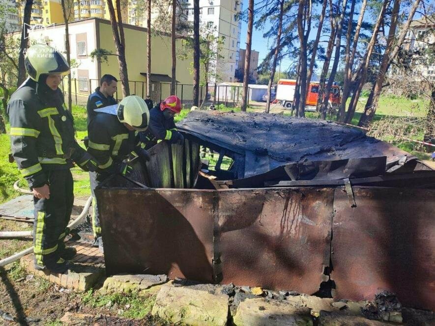 У Києві горів гараж: під час ліквідація загоряння знайшли тіло чоловіка, – ФОТО У Києві горів гараж: під час ліквідація загоряння знайшли тіло чоловіка, – ФОТО