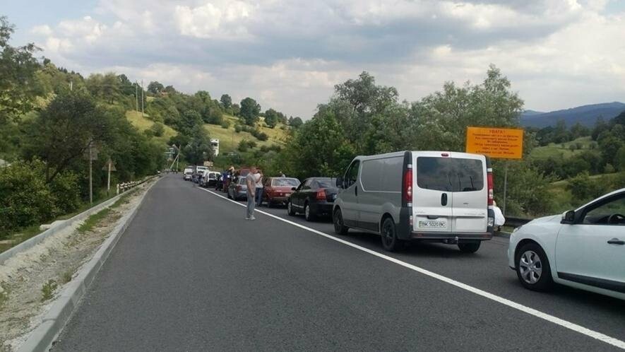 Великі затори, перекрита дорога й поліція: чому на виїзді з Києва ускладнено рух Великі затори, перекрита дорога й поліція: чому на виїзді з Києва ускладнено рух