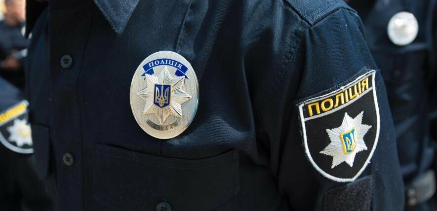 Погрожував перехожому автоматом, а поліЦію зустрів з мечем: у Києві затримали лиходія