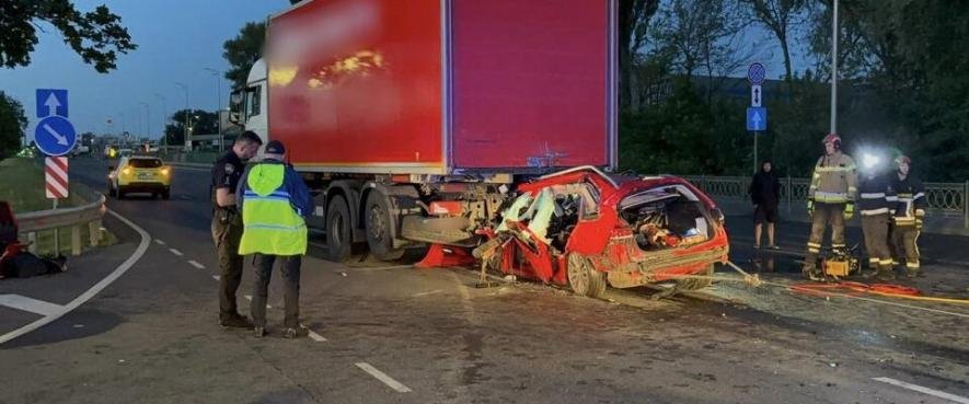 Страшна аварія в Києві: тіло водія ледве витягли з машини, – ФОТО Страшна аварія в Києві: тіло водія ледве витягли з машини, – ФОТО