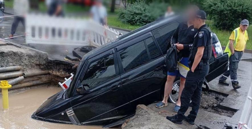 Не впорався з керуванням і занурився у канаву: у Києві сталась п’яна ДТП Не впорався з керуванням і занурився у канаву: у Києві сталась п’яна ДТП