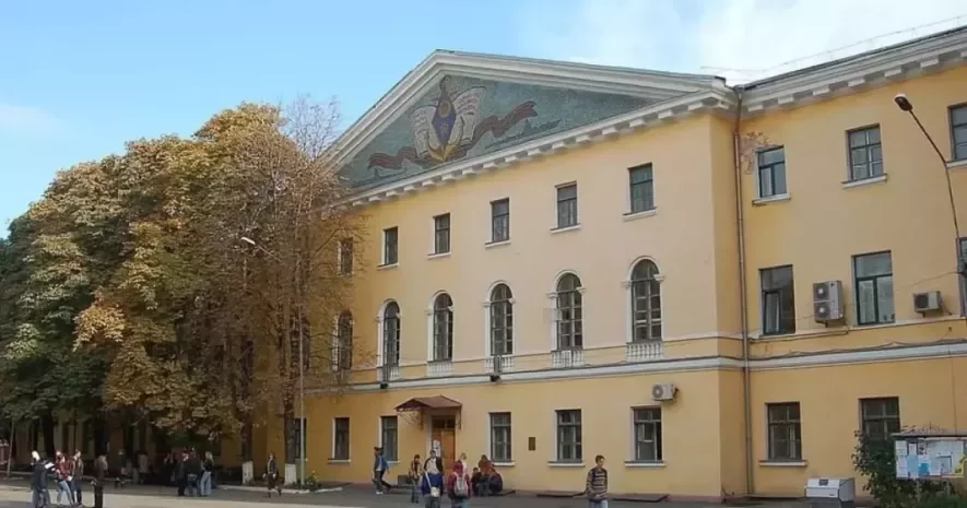 Архітектурна страта в центрі Києва: Могилянку шматують попри заборону суду Архітектурна страта в центрі Києва: Могилянку шматують попри заборону суду