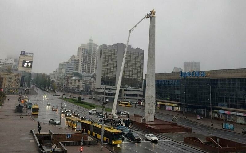У столиці демонтують радянську зірку на обеліску “Місто-герой Київ”