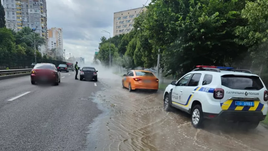 Київ потопає в окропі: прорив труби паралізував рух на жвавій вулиці Київ потопає в окропі: прорив труби паралізував рух на жвавій вулиці