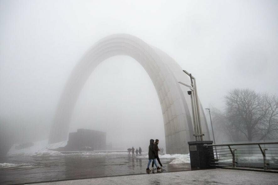 Київ накриє густий туман: пішоходам та водіям потрібно бути обережними та пильними