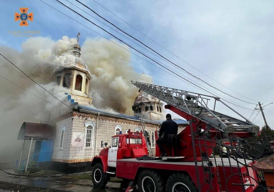 На Київщині понад дві години гасили пожежу в церкві, – ФОТО