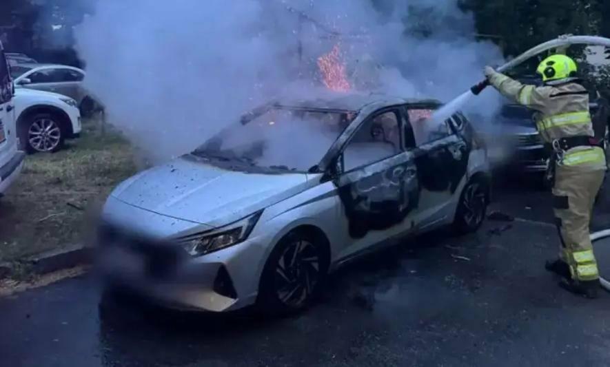 Київ прокинувся від вибуху: пожежа охопила Hyundai і поруч стоячі машини Київ прокинувся від вибуху: пожежа охопила Hyundai і поруч стоячі машини
