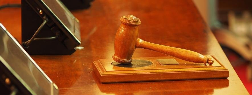 Мешканець Києва та росіянин вимагали від іноземця 60 тисяч доларів неїснуючого боргу: їх судитимуть