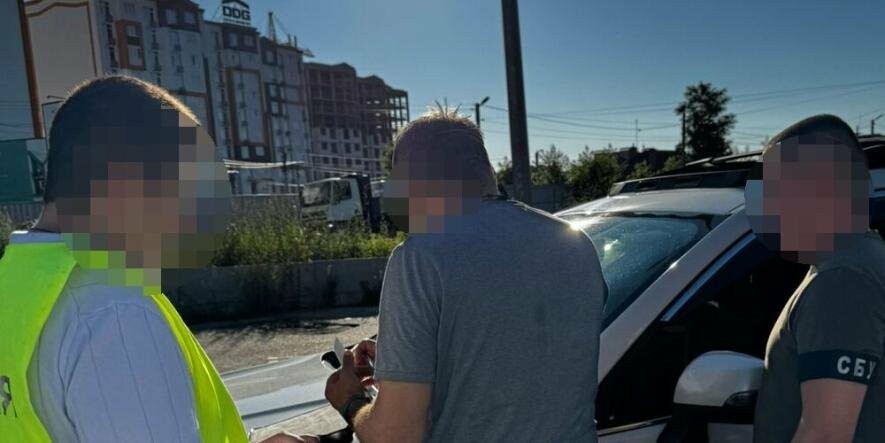 За 3 тисячі доларів допомагав військовозобов’язаному втекти за кордон: у Києві затримали зловмисника За 3 тисячі доларів допомагав військовозобов’язаному втекти за кордон: у Києві затримали зловмисника